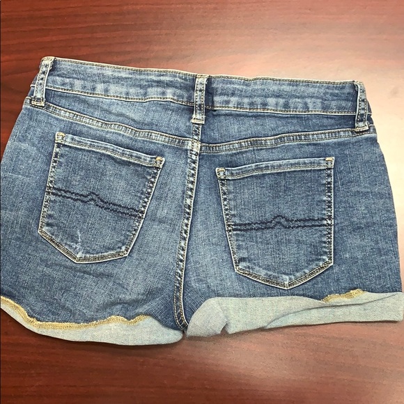 Arizona Jeans Cut Offs With Embroidered Rose - Picture 4 of 5